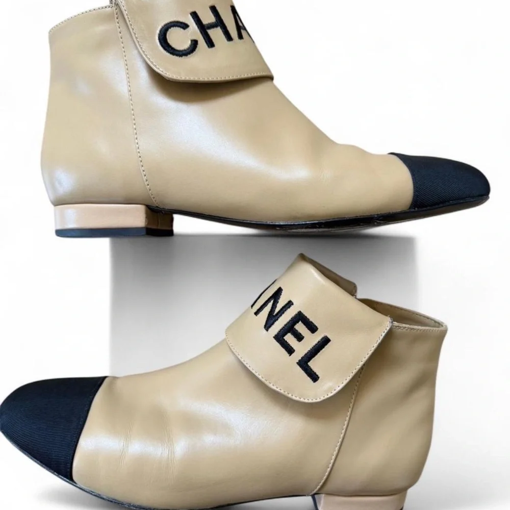 CHANEL fold-over flat ankle boots in lambskin leather - Picture 3 of 10